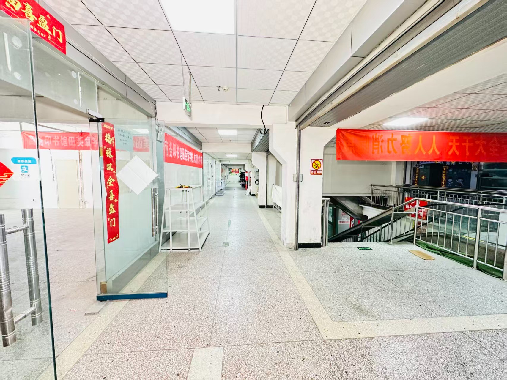 浅井西路引入人工智能技术应用场景，推动AI与商业、零售、电商、企业服务等领域融合发展。